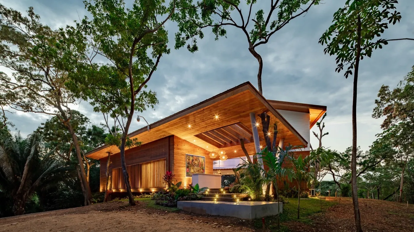 Contemporary architecture set within the tropical Próspera ecosystem.